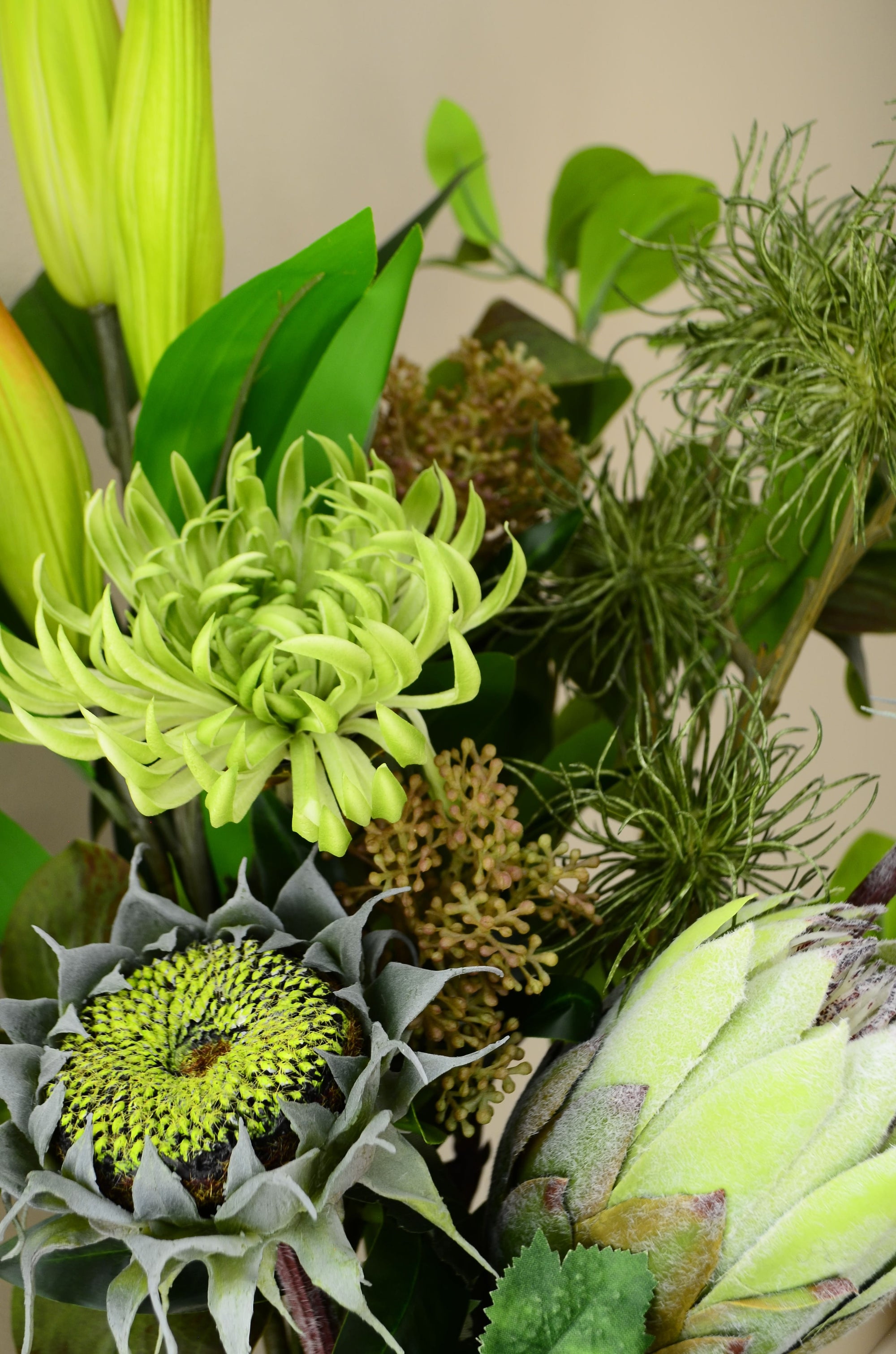 Botanical Affair kunstig buket med naturtro protea, grønne blomster og botaniske grene fra Aura Copenhagen. 🌿✨