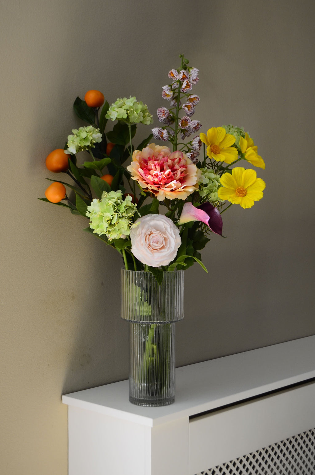 Clementine kunstig buket med naturtro citrusgrene, hortensia og farverige blomster fra Aura Copenhagen. 🍊🌿🌸