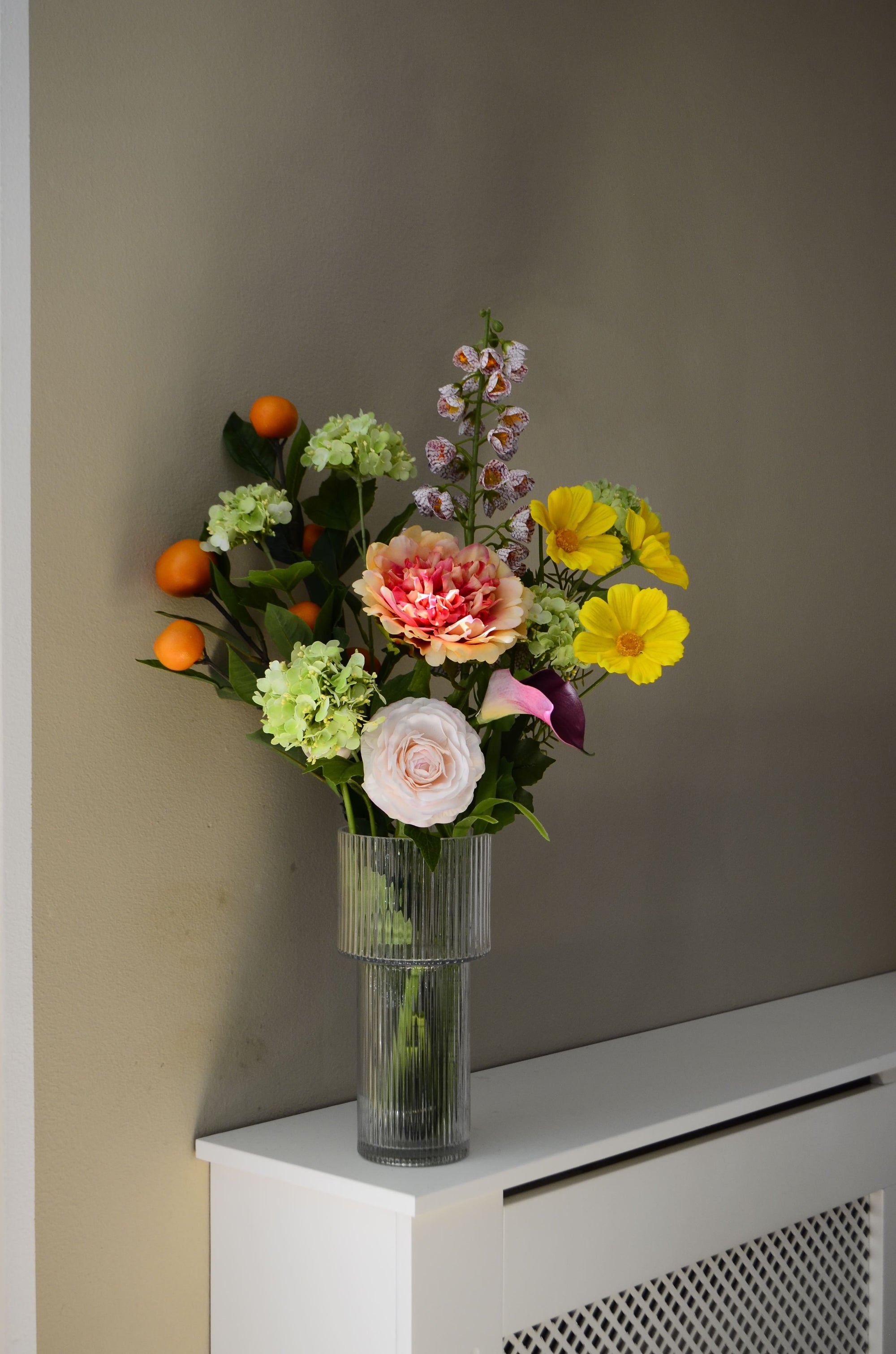Clementine kunstig buket med naturtro citrusgrene, hortensia og farverige blomster fra Aura Copenhagen. 🍊🌿🌸