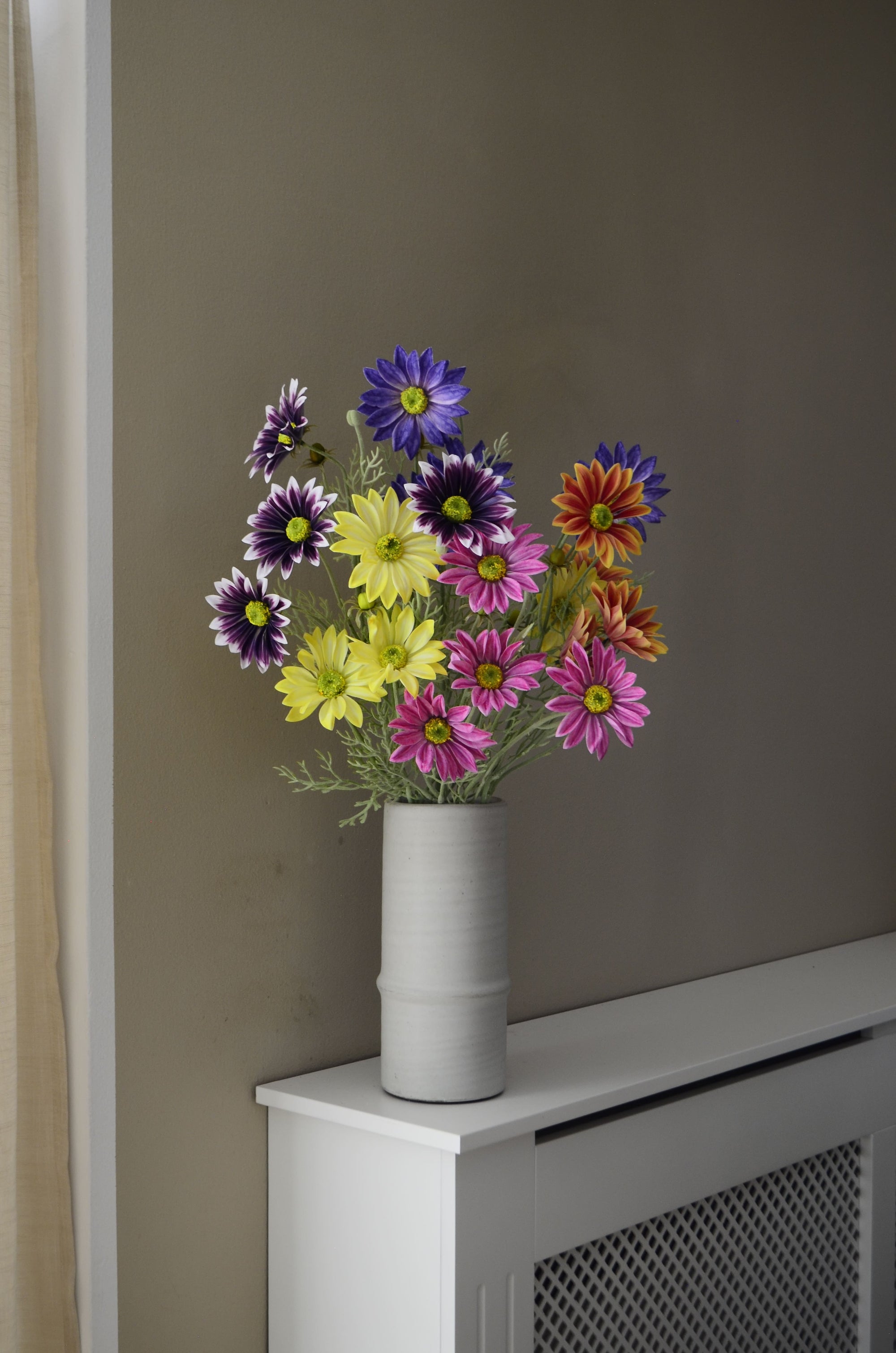 Daisy Summer kunstig buket med farverige margueritter i lilla, rosa, gule og orange nuancer fra Aura Copenhagen. 🌼✨