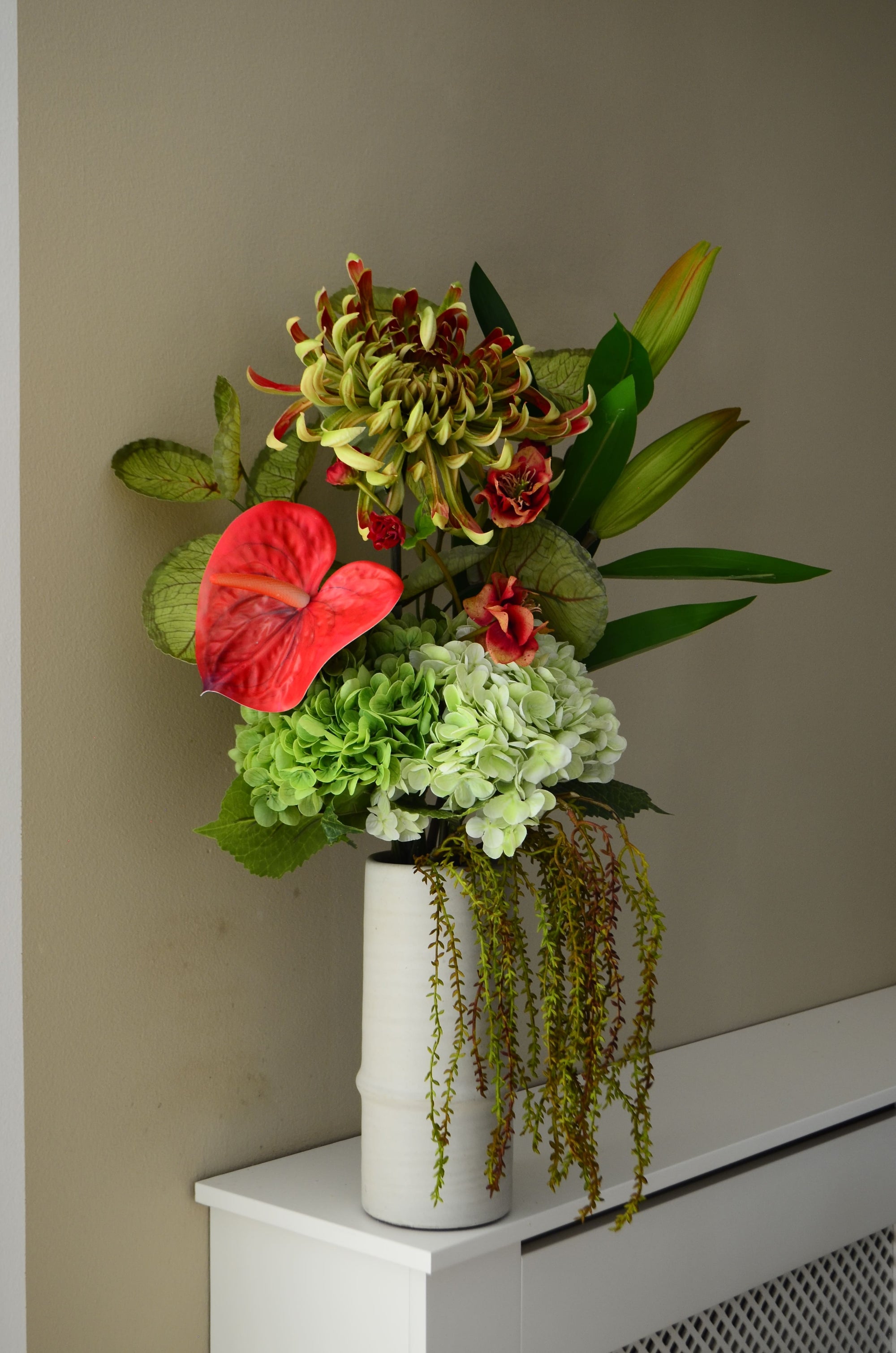 Jungle Bloom kunstig buket med naturtro hortensia, anthurium, liljeknopper og dekorative grønne elementer fra Aura Copenhagen. 🌿✨